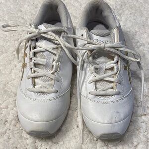 womens ASICS white sneakers size 8.5. EUC